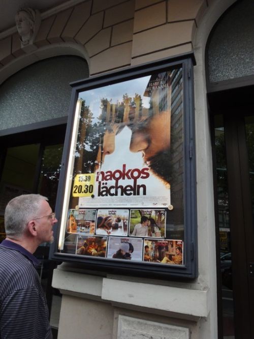 映画館の前のポスター