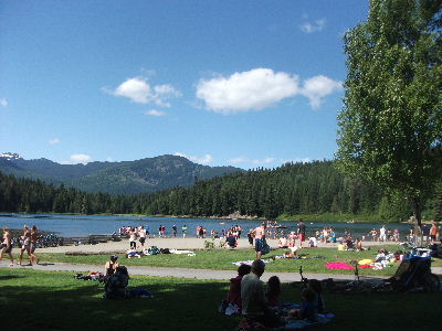 天気が良かったので、湖畔は人でいっぱい