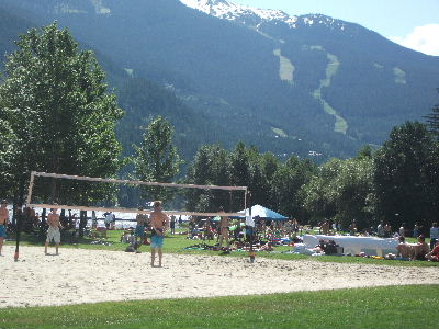 ビーチバレーを楽しむ人たち