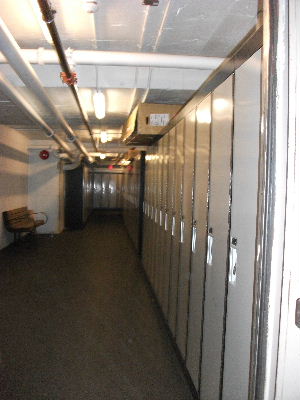 ホテルにはロッカーを備えた自転車置き場もあります