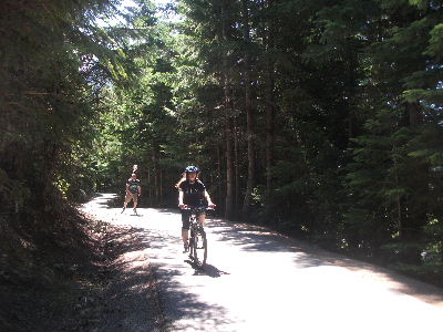 娘はサイクリング、夫はローラーブレード