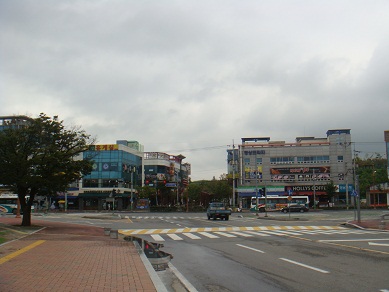 正門前には飲食店も集まっています