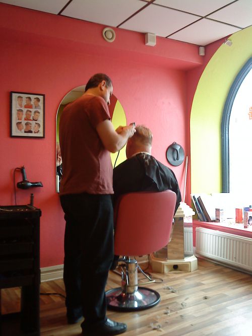 移民が営業している「frisör」もあります。母国語であっても通じないことも多く誤解されやすい「ヘアスタイルのリクエスト」は他言語ではなおさら通じにくいので、事前にヘアスタイルの絵を描いた紙や、希望するヘアスタイルの本を持っていくほうが無難です