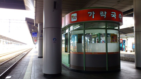 駅のホームに立つうどん屋さん、座って食べられます