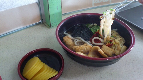 かまぼこうどん　4000ウォン（約280円）