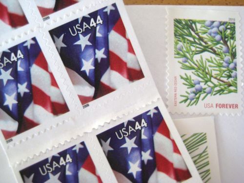 1オンス（約28グラム）までの普通郵便に使える2種の切手。値段据え置きのforever stampと44セント切手。44セント切手は料金値上がり時に差額を足さなくてはなりません