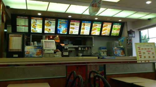 こちらはフライドチキンとハンバーガーメインのファストフード店