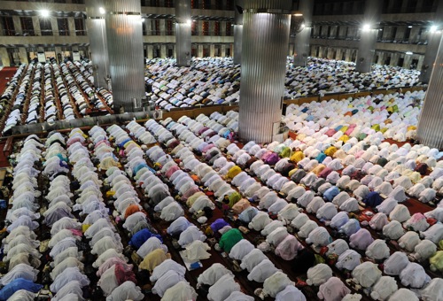 イスティクラル・モスクで行われた集団礼拝。奥側が男性、手前側が女性のスペース（じゃかるた新聞記者・上松亮介写す）