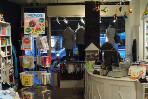 印刷会社の内部。カードの見本もたくさん