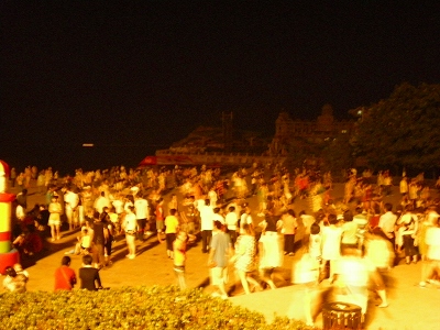 音楽に合わせて踊るゆっくりした動きの踊りです