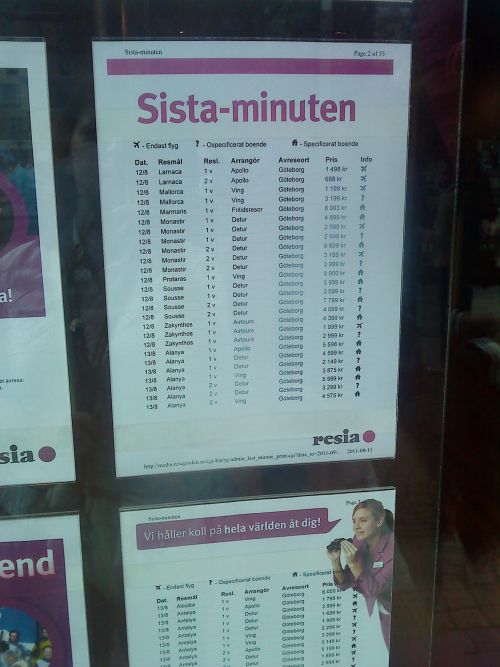 旅行会社の前に貼られている直前割引チャーター旅行「Sista Minuten」の案内