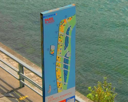 セーヌ川ほとりに立てられたパリ・プラージュの看板