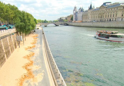 この写真は、パリ・プラージュが終了した翌日で、人気がありません