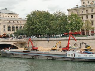 川岸は、現在　持ち込まれた砂を運ぶのに、大忙しの様子です