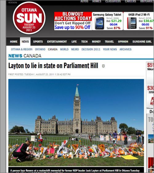オタワの国会議事堂前には数多くの花が捧げられました。8月23日付けOttawa Sun紙