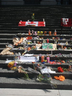 バンクーバーアートギャラリーの前にも花やキャンドルが。