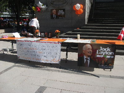 追悼のメッセージを寄せ書きするテーブル