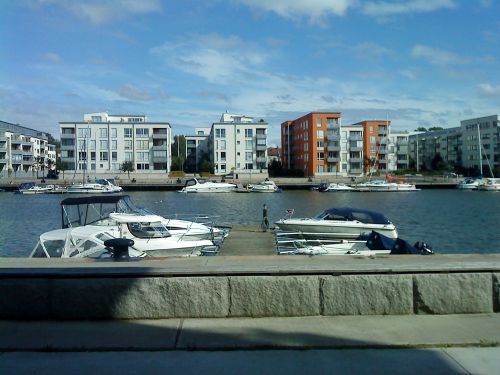 対岸沿いを眺めた風景
