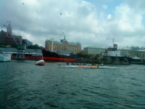 公共交通機関の船に実際に乗ってみると、観光ボートも見えました