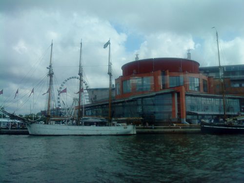 ヨーテボリを代表する観光地、オペラ座や観覧車も、この通りきれいに映えています。