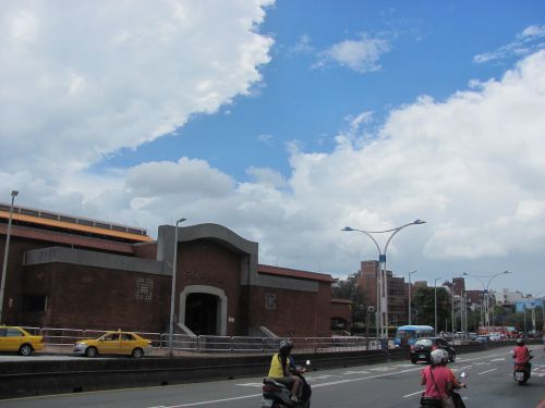 28日12:30頃のMRT淡水駅前