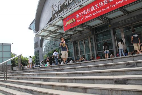 試合開始2時間以上前から入口で並ぶファン