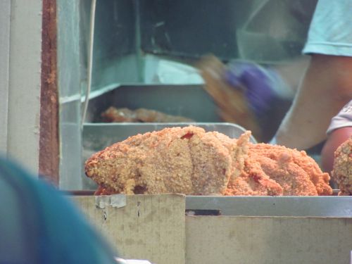 店の軒先に並んだチキンカツ