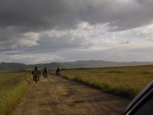 夕方。草原を走りテントを目指す。前のバイクもテントに帰る遊牧民