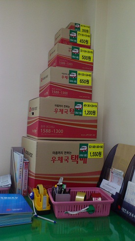 テープや隙間につめる新聞紙などが用意された「包装台」