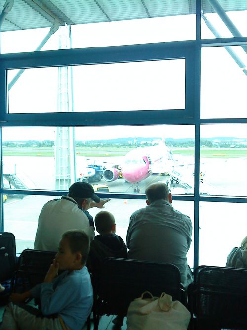 格安航空会社の一つ、ピンクの機体が印象的なWizzair、格安航空会社のフライトは、同都市内でも中小の空港（札幌なら丘珠など）の発着であることが多いため、利用する空港もこじんまりしており、空港税も比較的安めです