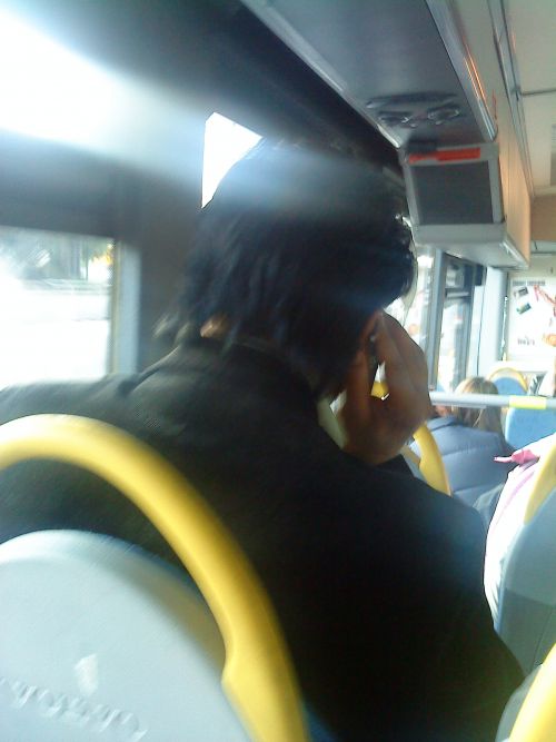 バスや電車内では携帯での通話はごく普通の光景です