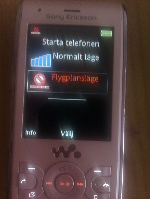 スウェーデン仕様の携帯。通常モードの他に「飛行機内モード」があり、電波は出ずに、カメラやゲーム機能などのみ使うことができるモードです