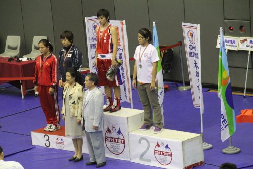 ３位の表彰台に立つ山崎静代（左から２人目）