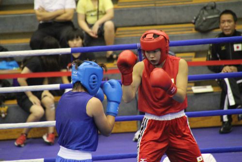 女子ライト級優勝の釘宮智子（赤）