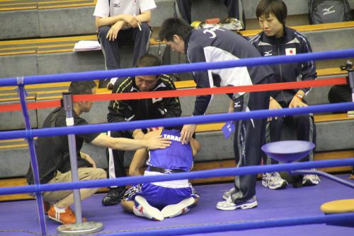 試合後、日本チームのスタッフらの前で泣き崩れる田中一樹