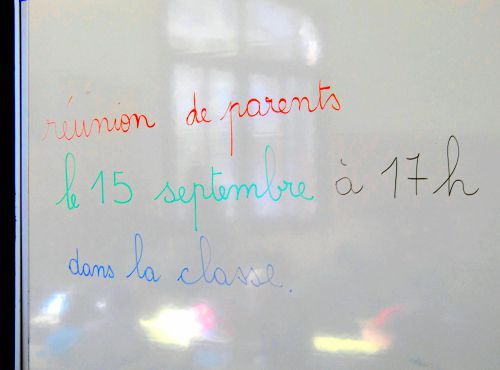 「9月15日に懇談会がクラスであります」と記された掲示板