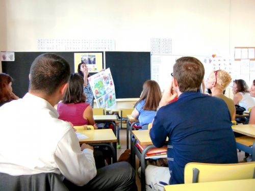 子供の椅子に座る懇談会中の親たち