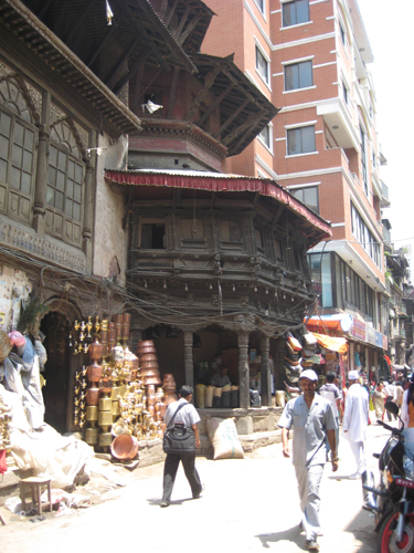 カトマンドゥ旧市街バザールにはこのようなひしゃげた建物も多く残っています。