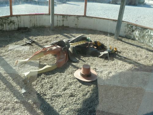 巨大ガリバーの横に置かれた帽子の中には、ミニガリバー像が見える