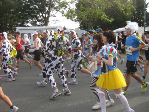 仮装して走る人々