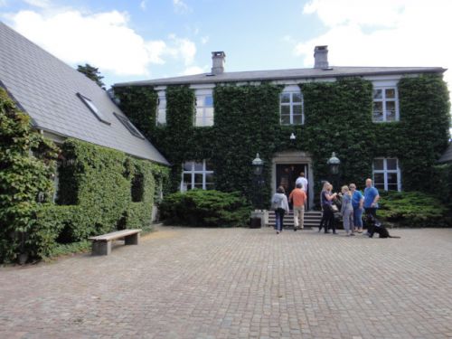 ルイジアナ美術館の入り口　蔦で覆われた建物