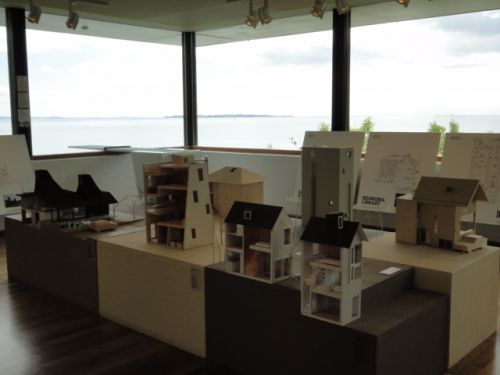 ライフのテーマで日本人アーティストの作品　後ろには海が見えます。