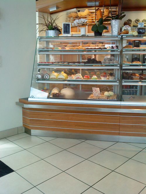 カフェに並ぶケーキ　スウェーデンにはケーキ専門店が見当たらず、サンドウィッチやサラダと同様にカフェのメニューの一部として売られています