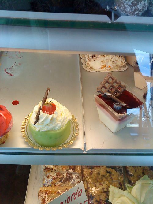 ケーキが売られています。外観も日本のものとは異なりますが、いただいてみると味も日本の常識とは明らかに違うほどの甘さです