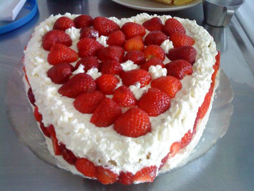私の手作り、パーティーの時に持ち寄ったイチゴのケーキ、スウェーデン人の常識からすると甘さもかなり控えめです