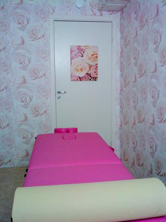 ヨーテボリ近郊のマッサージサロン「Villanelle」の内装　このようにピンクを基調にしたサロンですが、お客様の男女比は半々程度です。