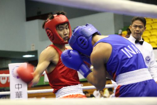 男子ライト級優勝の藤田健児（赤）