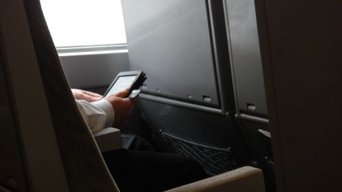 大人が座ると前の座席に膝がつきそうです。