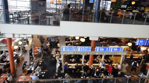 フードコーナーはたくさんの人だかり