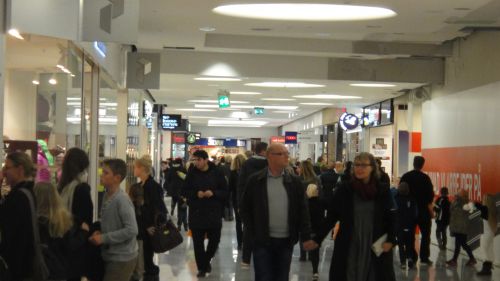 日曜日のモール内にこんなにたくさんの人がいるなんて！